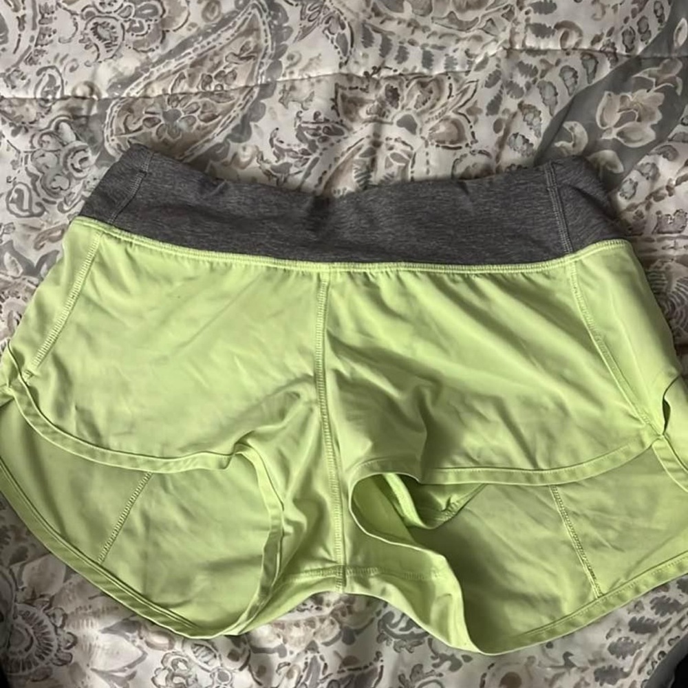 🍋 EUC lululemon Speed Short 2.5” Size 4 with Liner